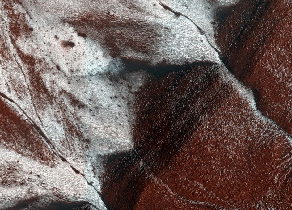 NASA засняла необычные льды на скалах Марса