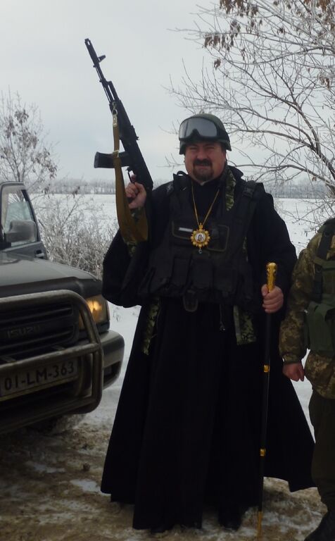 Церковь наказала закарпатского епископа из-за фотографий с оружием в зоне АТО