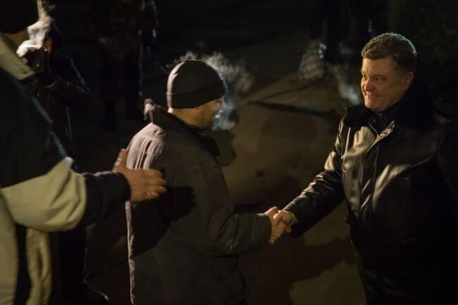 Мы будем бороться за каждого! Фото и видео того, как Порошенко встречал освобожденных воинов