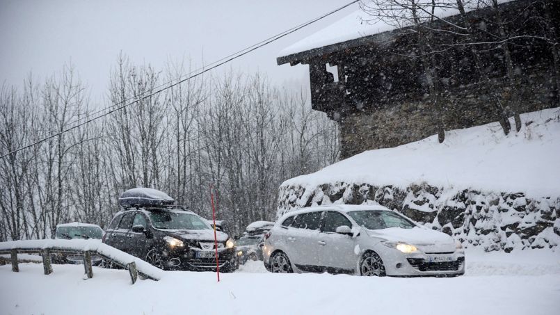 Во Франции сильные снегопады парализовали движение. Опубликованы фото и видео