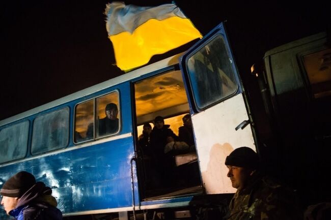 Мы будем бороться за каждого! Фото и видео того, как Порошенко встречал освобожденных воинов