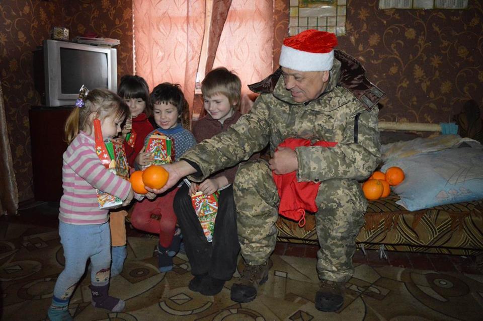 Появились фото, как Дед Мороз-Москаль пробрался мимо боевиков "ЛНР" и накормил детей апельсинами