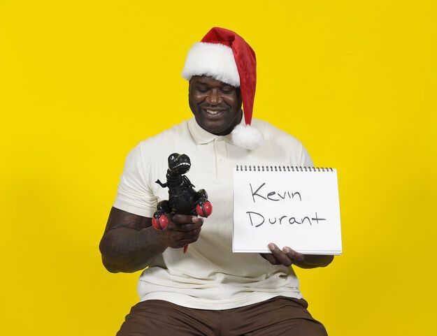 Знаменитый Шакил О'Нил в роли Санта-Клауса решил поиздеваться над баскетболистами