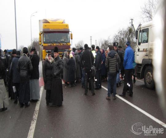 Священники Московского патриархата в Ривне не пропустили грузовики с телами бойцов АТО: фото 