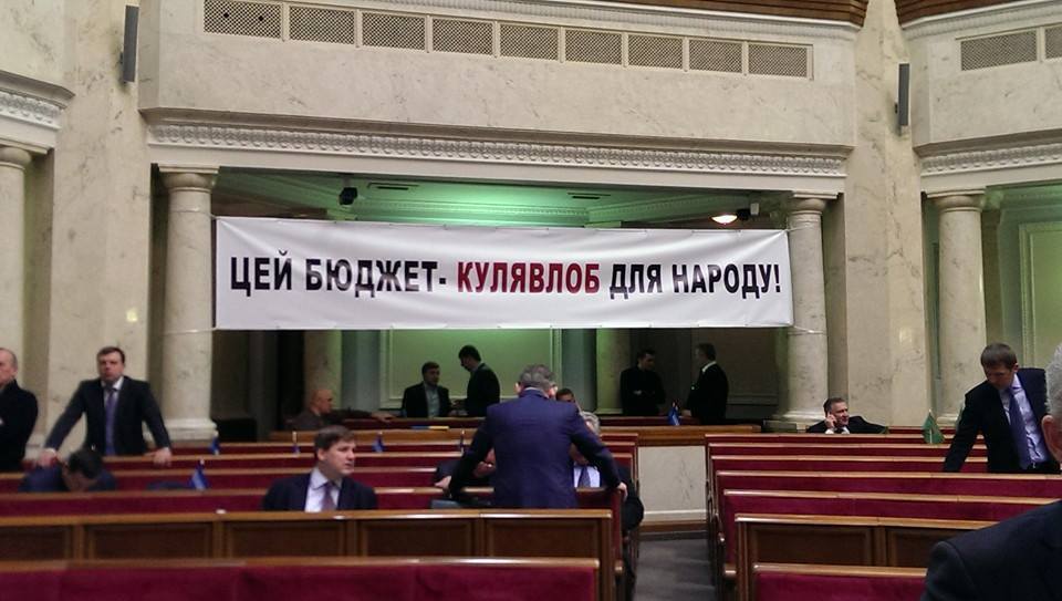 Яценюк закрыл рот "оппозиционерам", избегая именной критики