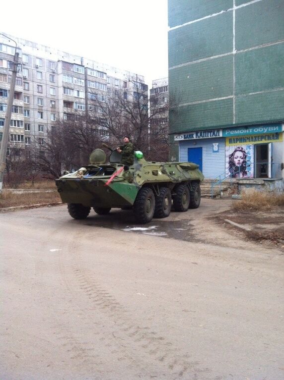 В Луганске террористы приезжают к невестам прямо на БТРах: фото свадебного "кортежа"