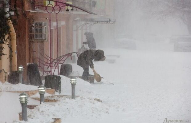 Снегопад парализовал движение на Юге Украины: список перекрытых дорог