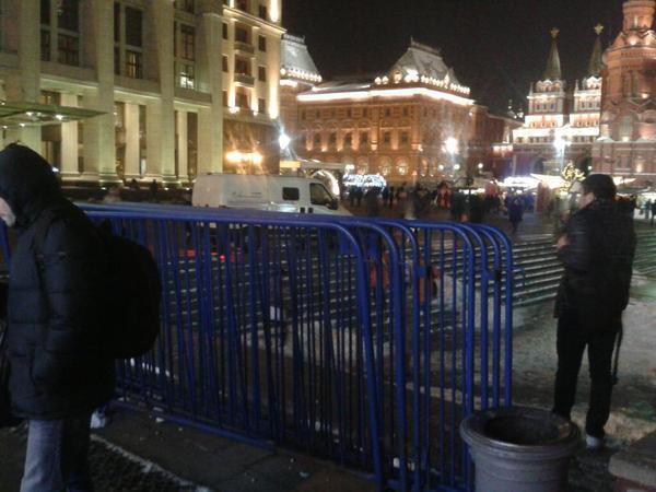 В Москве на Манежной площади появились силовики, заграждения и автозаки. Фотофакт