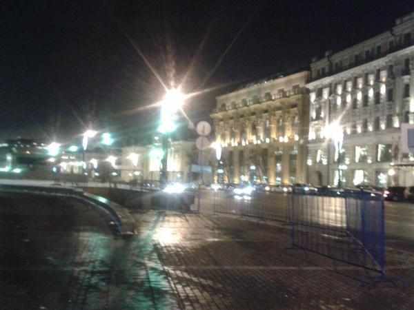 В Москве на Манежной площади появились силовики, заграждения и автозаки. Фотофакт