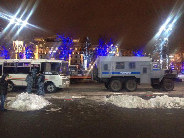 В Москве на Манежной площади появились силовики, заграждения и автозаки. Фотофакт