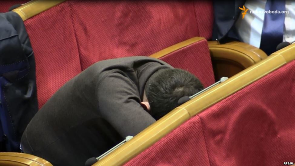 Сны про бюджет. Нардепы засыпали прямо в сессионном зале: опубликованы фото