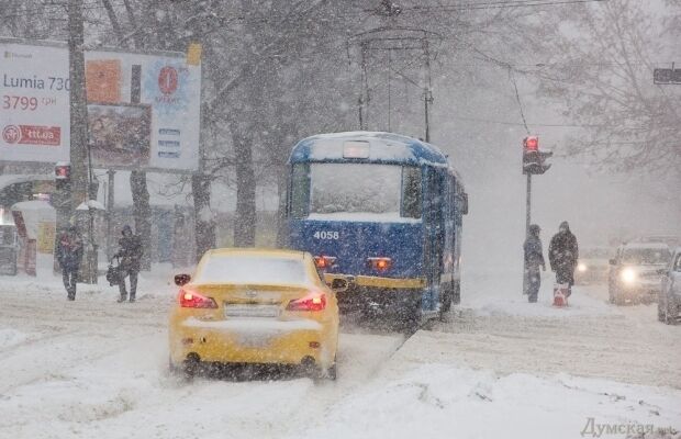 Снегопад парализовал движение на Юге Украины: список перекрытых дорог
