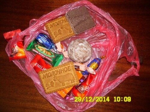 Подарки к Новому году детям от "ЛНР": одно печенье и шесть конфет