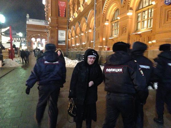 В Москве на Манежной площади появились силовики, заграждения и автозаки. Фотофакт