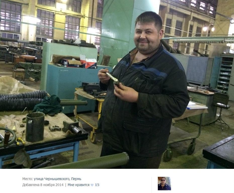 Россия привлекла гражданских лиц для ремонта военного "металлолома" на границе с Украиной: фотофакт