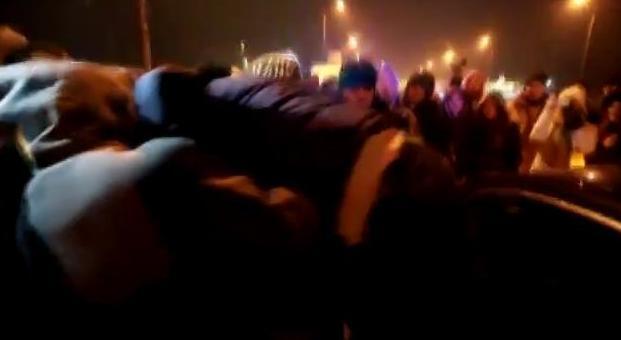 Пьяные киевские прокуроры на месте ДТП "выходили" через окно: опубликовано видео