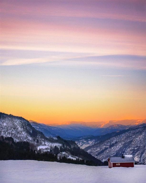 25 одиноких домов среди волшебной красоты зимних пейзажей