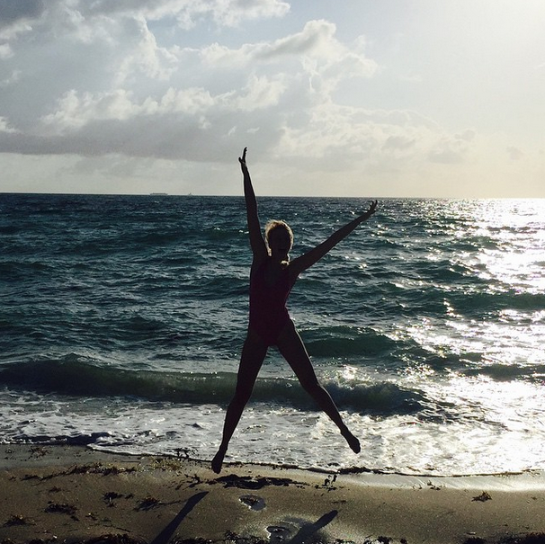 Оля Полякова устроила в Майами "рождественскую пальму"