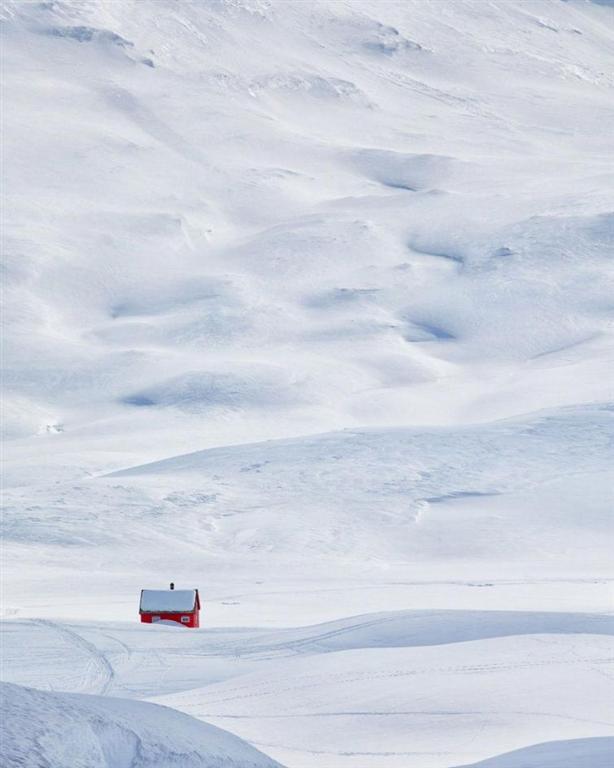 25 одиноких домов среди волшебной красоты зимних пейзажей