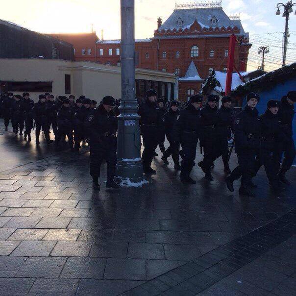 Кремль готовится к масштабному митингу: вход на Манежную перекрыт полицией со всех сторон