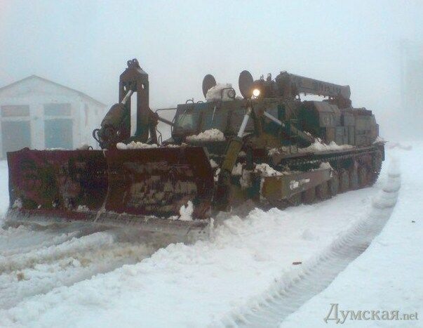 На Одесщине дороги пришлось расчищать военной техникой: фото "раскопок"