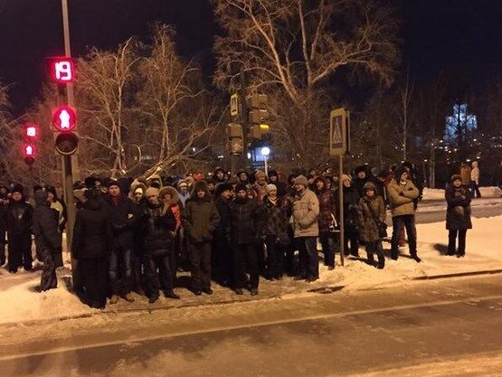 Жители Екатеринбурга вышли на акцию в поддержку Навальных