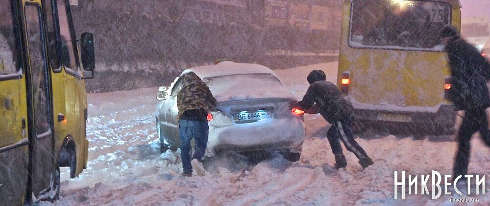 Маршрутчики в Николаеве поднимают цены в то время, как люди гибнут от непогоды