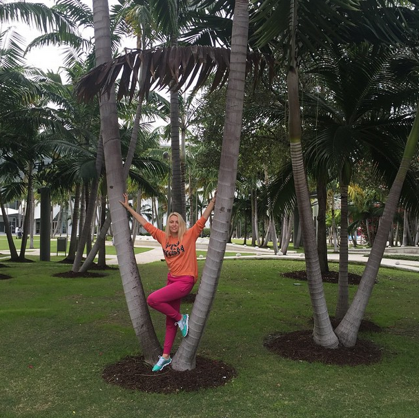 Оля Полякова устроила в Майами "рождественскую пальму"