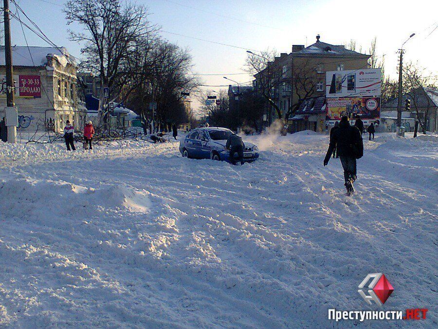 Маршрутчики в Николаеве поднимают цены в то время, как люди гибнут от непогоды