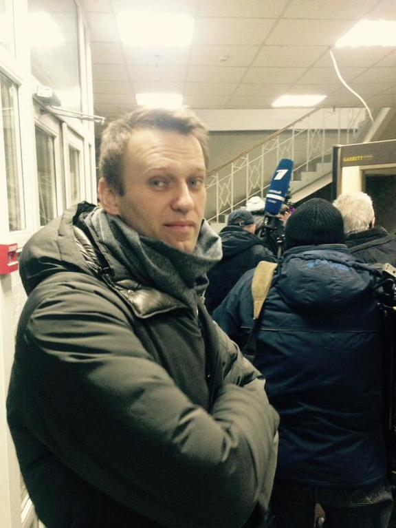 Навального, прибывшего в суд с вещами, не пускают на оглашение его приговора