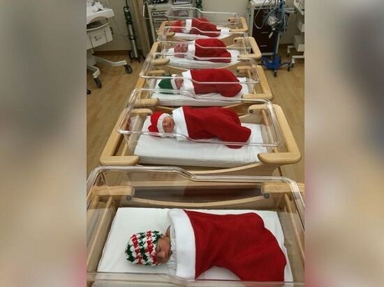 Детей, родившихся в Рождество, отдают родителям в праздничных костюмах