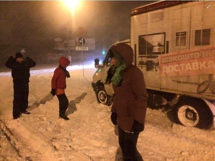 Маршрутчики в Николаеве поднимают цены в то время, как люди гибнут от непогоды