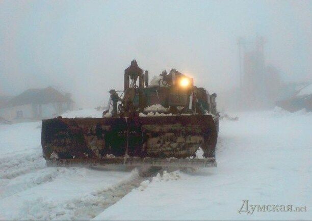 На Одесщине дороги пришлось расчищать военной техникой: фото "раскопок"