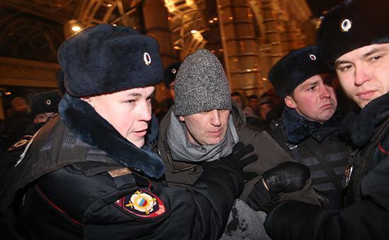 Навального погрузили в автозак возле Манежной площади: фото и видео задержания