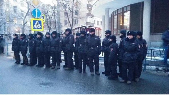 Полиция начала задержания у суда по делу Навальных