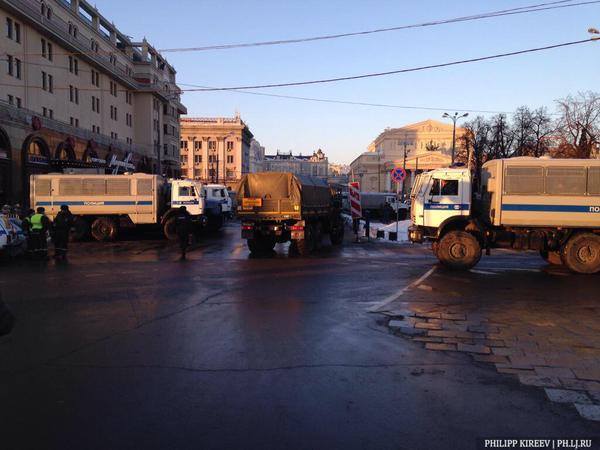 Кремль готовится к масштабному митингу: вход на Манежную перекрыт полицией со всех сторон