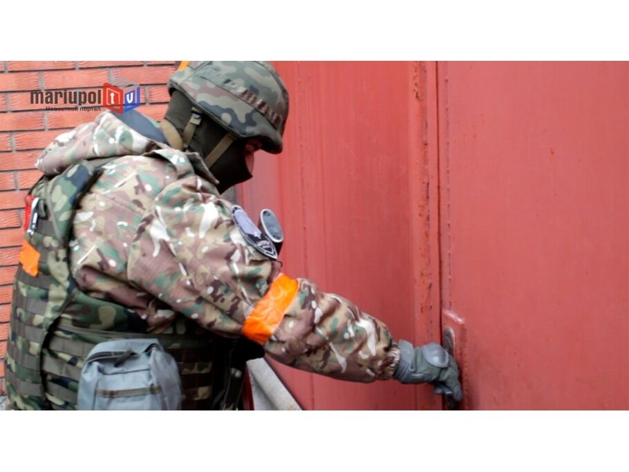 Милиция, Нацгвардия и добровольцы зачистили Мариуполь от наркопритонов: видео