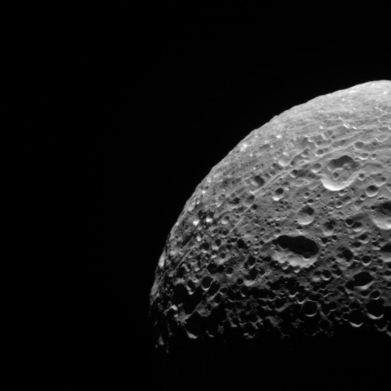 Космический аппарат заснял скрытый северный полюс спутника Сатурна