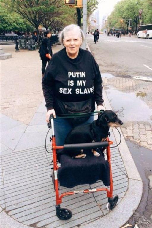 "Путин - мой секс-раб" и другие пикантные надписи на одежде пожилых людей