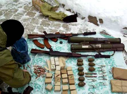 СБУ затримала чотирьох диверсантів і арсенал зброї в Донецькій області: опубліковано фото