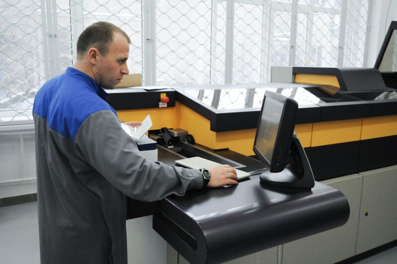 На Поліграфкомбінаті "Україна" показали біометричний паспорт: опубліковано фото