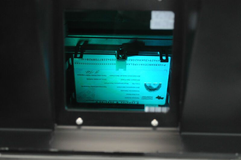 На Поліграфкомбінаті "Україна" показали біометричний паспорт: опубліковано фото