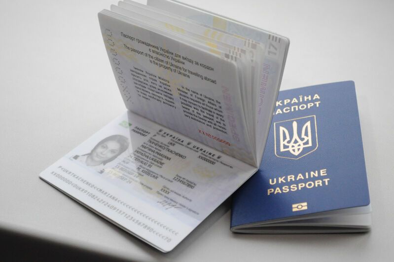 На Полиграфкомбинате "Украина" показали биометрический паспорт: опубликованы фото