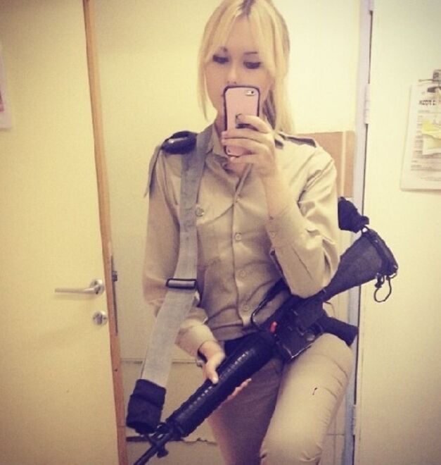 Селфи сногсшибательных красавиц, которые служат в израильской армии