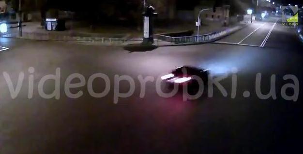 Опубликовано видео ДТП с Maserati в Киеве: на бешеной скорости парни врезались в столб