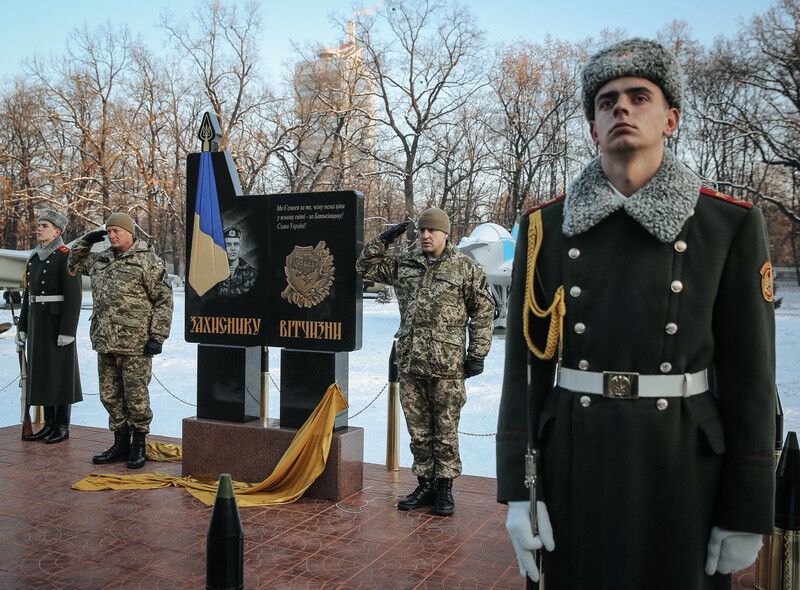 У Києві відкрили стелу "Захиснику Вітчизни"