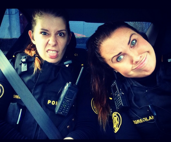 В сети появились веселые фото исландских полицейских-бездельников