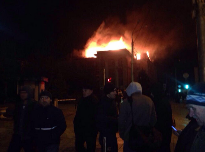 Здание ФСБ в центре Махачкалы охватил сильный пожар: опубликованы фото и видео