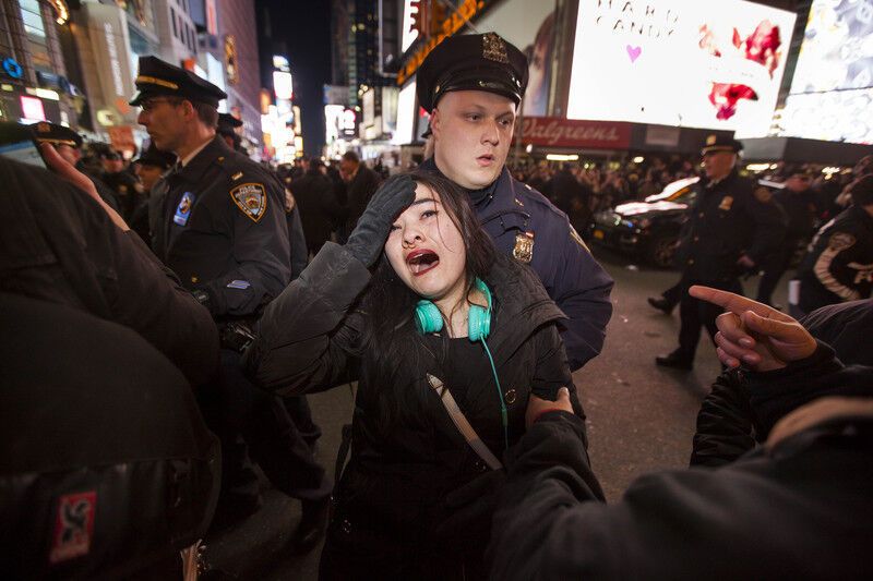 В Нью-Йорке арестованы десятки митингующих против убийства афроамериканца полицией: опубликованы фото