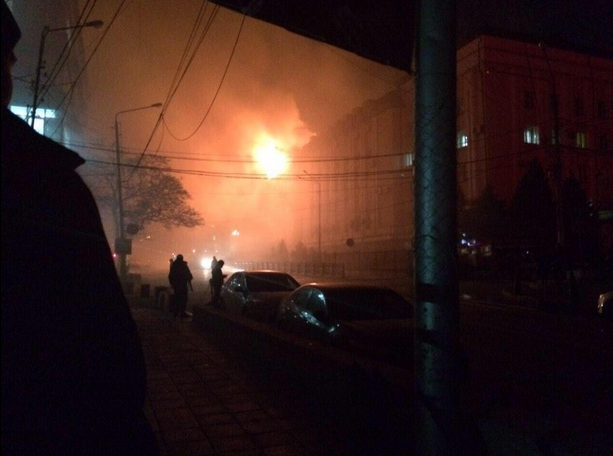 Здание ФСБ в центре Махачкалы охватил сильный пожар: опубликованы фото и видео
